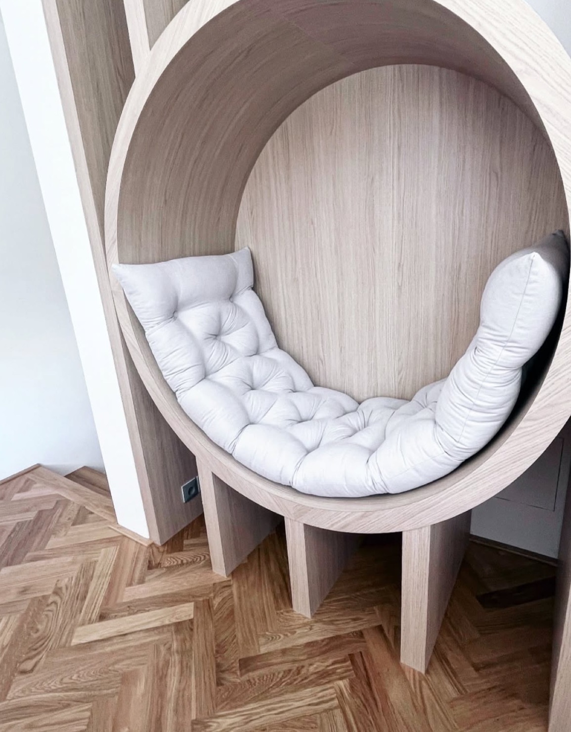 designový prošívaný polstr na míru do relaxační zóny RD Brno - interiér